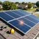 Modules bifaciaux – quand sont-ils pertinents shown in action during solar panel installation on sunny residential rooftop, emphasizing efficiency and innovation.