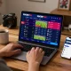 Pengguna SBOBET88 aktif memasang taruhan olahraga di laptop, menampilkan odds live dan kegembiraan bermain di ruang kerja rumah yang nyaman.